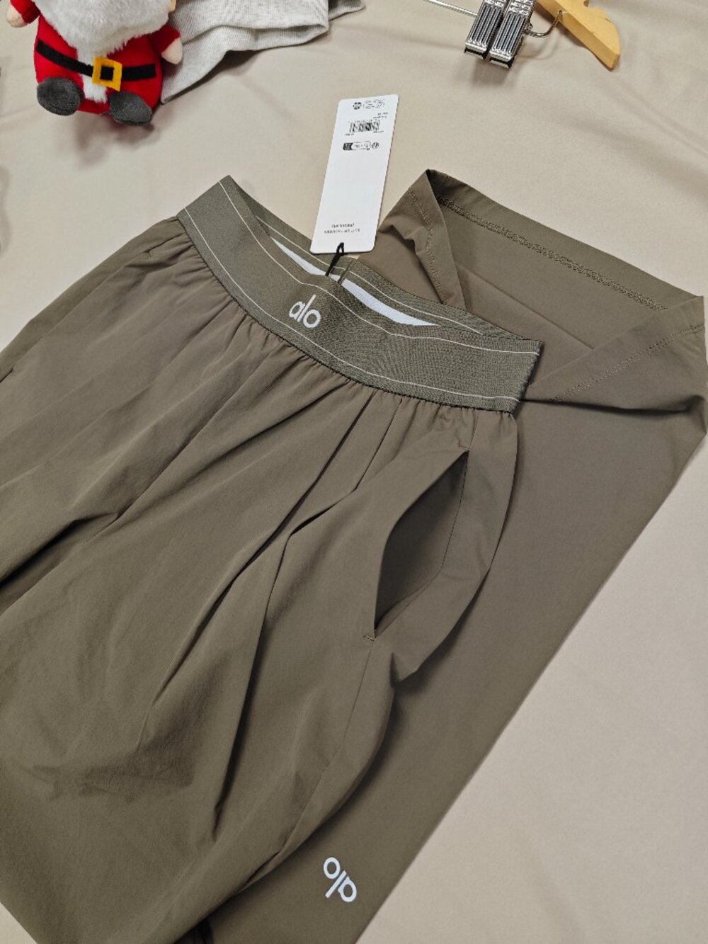 NWT Olive🎄 ALO Yoga Suit Up Pants XXS | Relaxed Fit | Versatile trousers - Picture 3 of 8